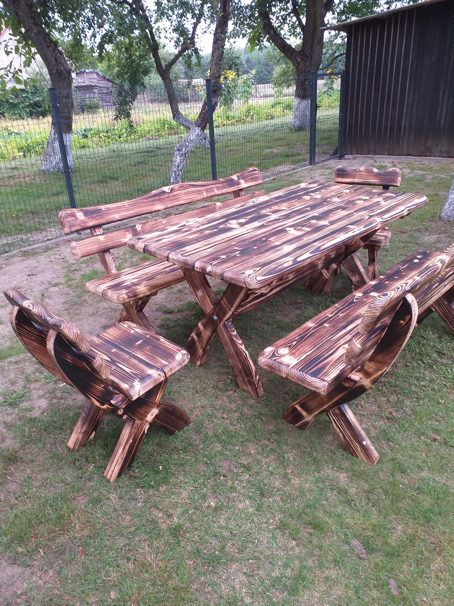 Gartenmöbel, Holzsitzgruppe, Tisch mit 2 Banken und 2 Stühlen, Farbe geflammt